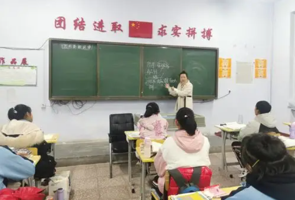 打破传统课堂让老师从讲台前走到了学生后从教师主导到学生主场