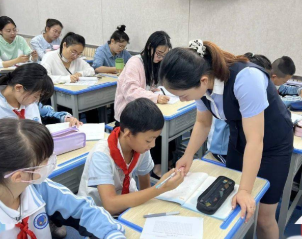 愿点点微光既照前路更亮归途或许就是教育家精力最动人的容貌 愿点点微光既照前路更亮归途或许就是教育家精力最动人的容貌