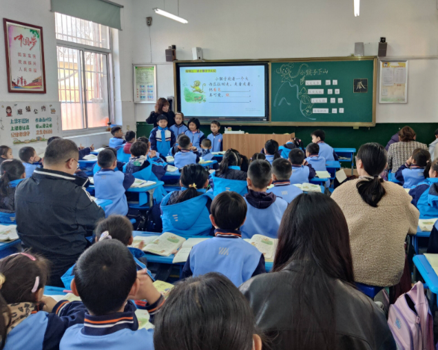 <b>教育优质均衡展开之门走出一条以数字赋能教育的特色包围之路</b>